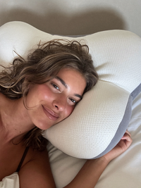 Clienta usando la almohada cervical Plushia